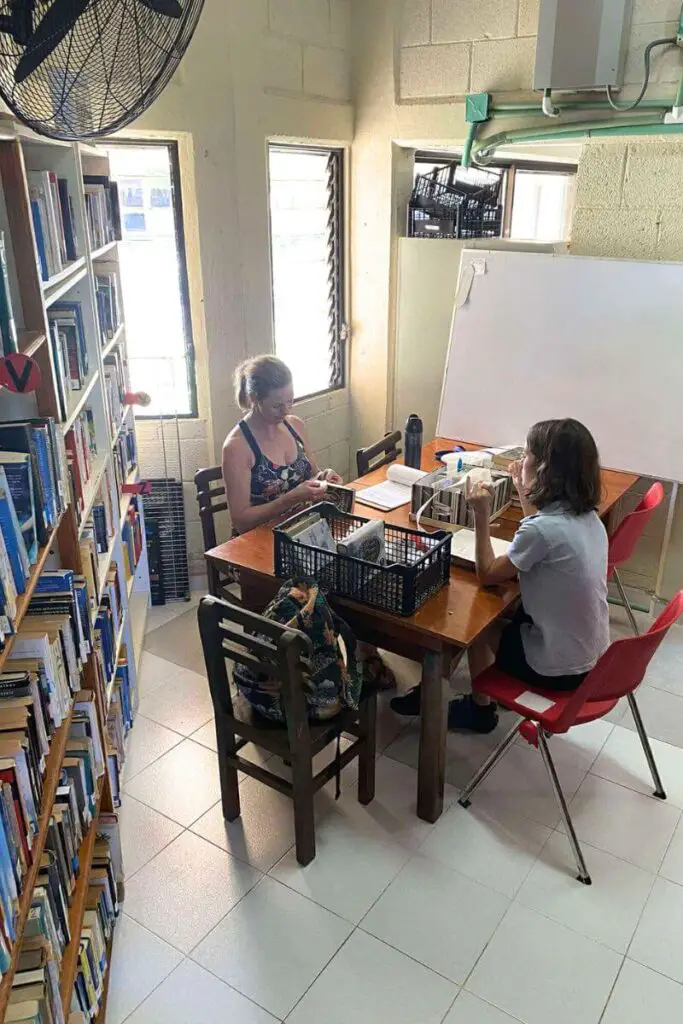 volunteers at the puerto aventuras library